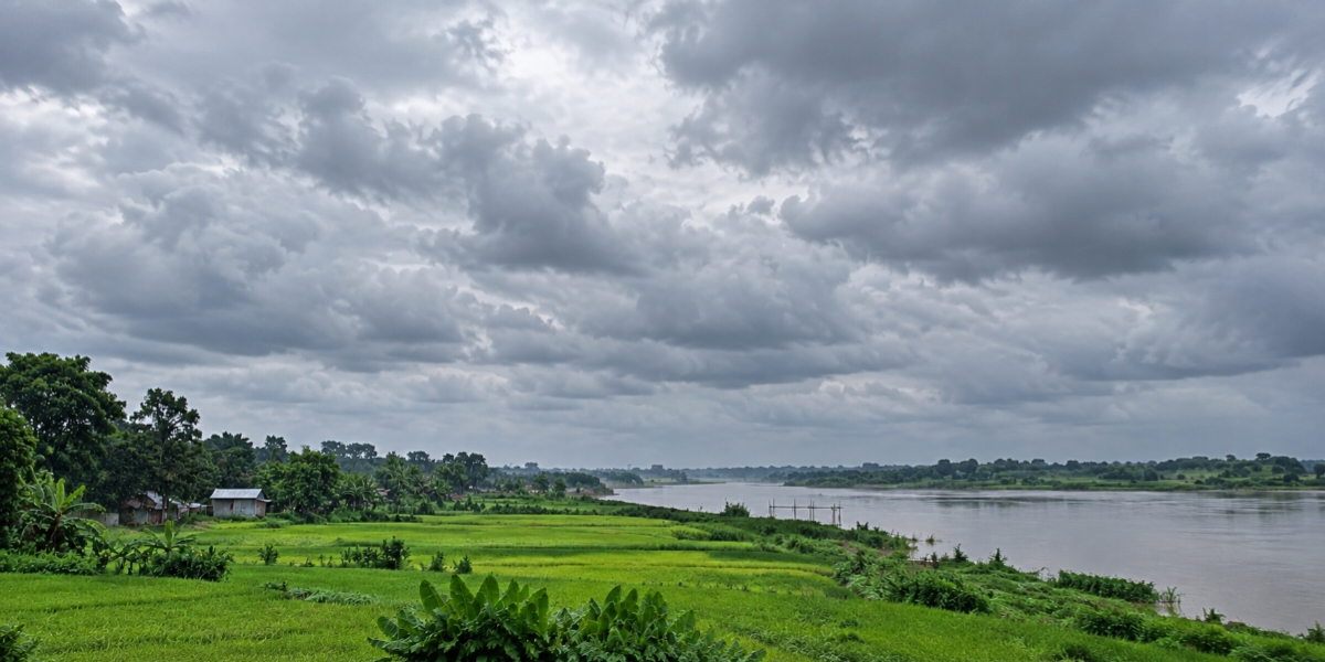 মেঘলা দুপুরের আবহাওয়া